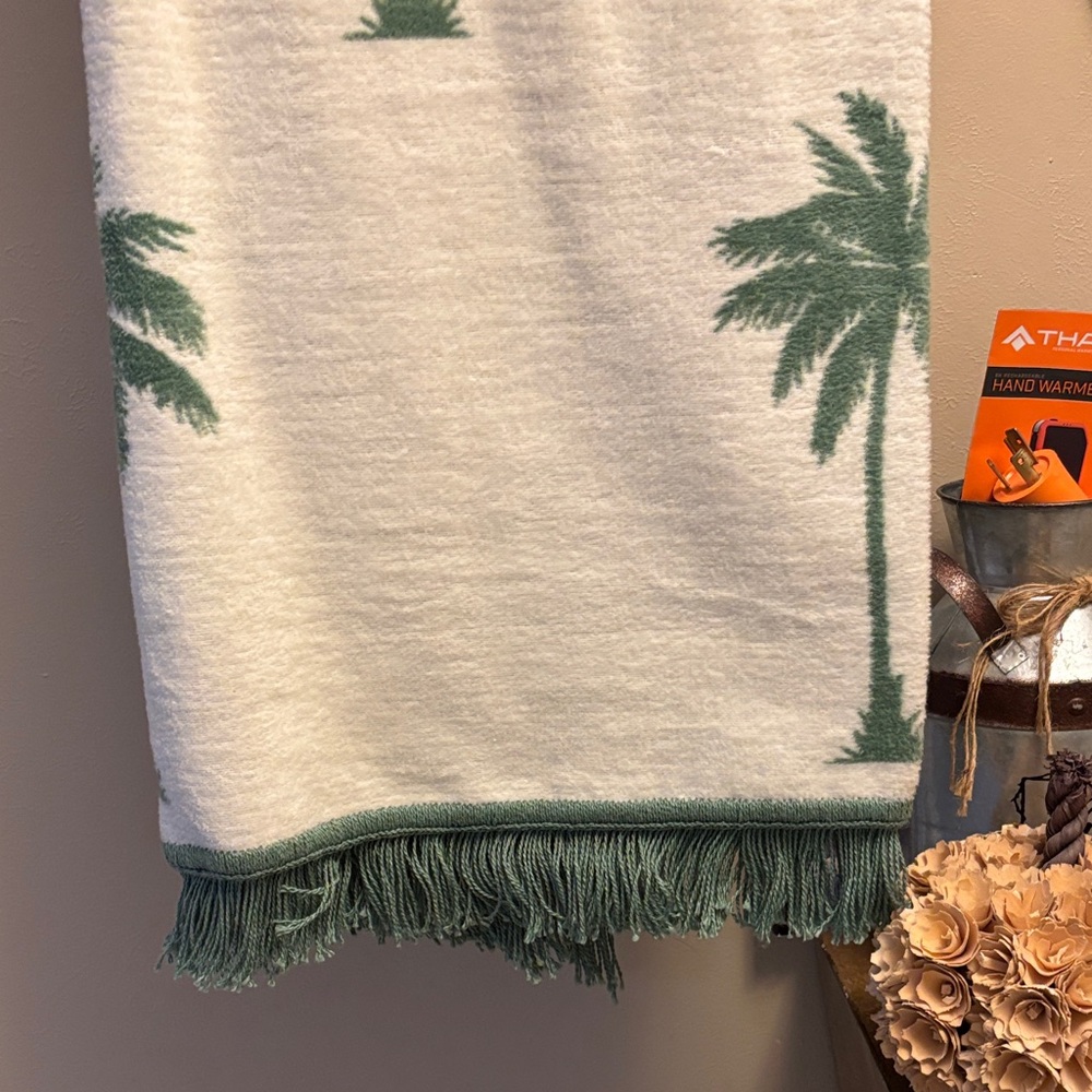 Palm Tree Patterned throw blanket - Picture 3 of 8